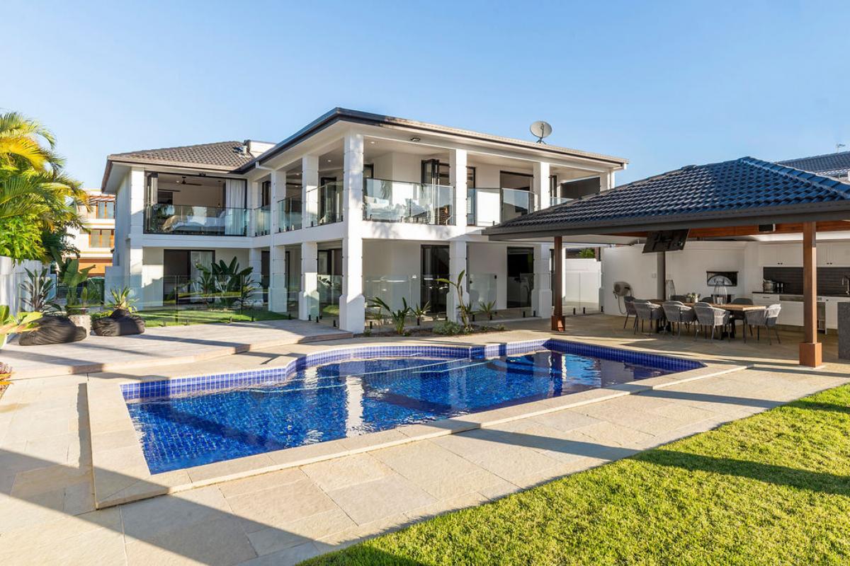 Hollywell Waterfront Home Design With Pool